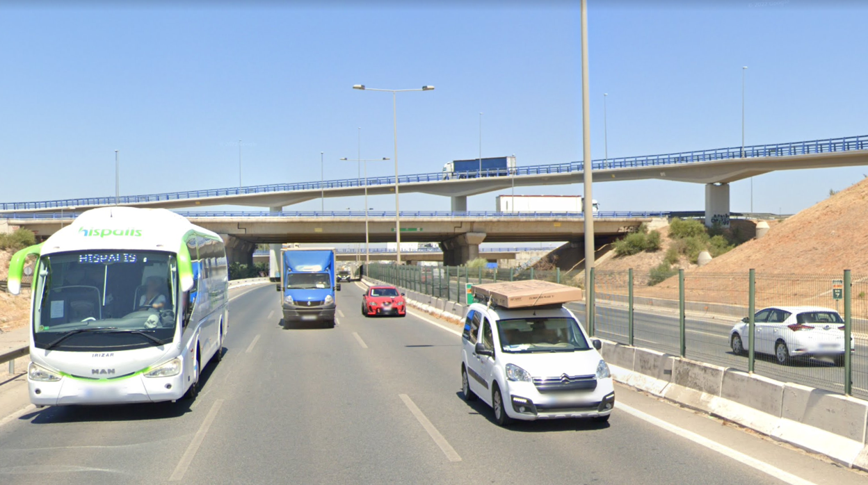 Acumulación de humo en la autovía A-92 por el incendio de un desguace en Sevilla