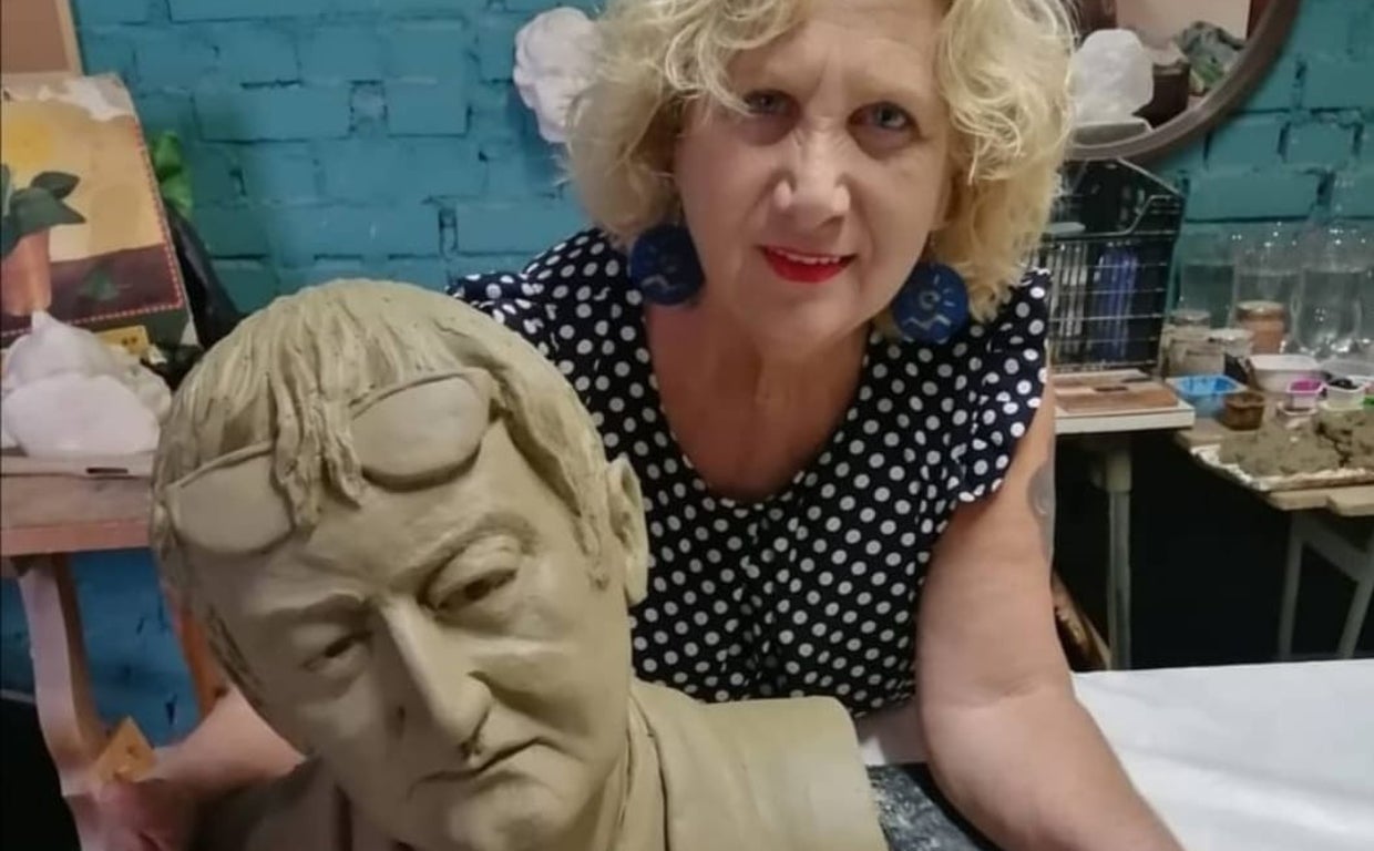 María Jose Herrera ante el busto de Silvio