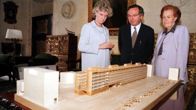 Moneo, entre la alcaldesa Soledad Becerril y la concejal Lola Meléndez, ante la maqueta del edificio