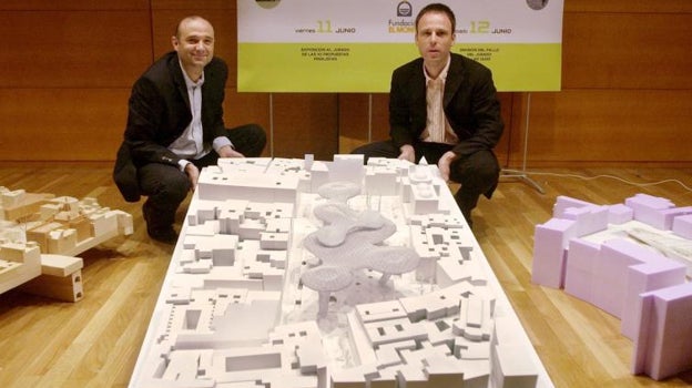 Mayer y su socio, ante la maqueta del proyecto ganador del concurso de ideas en