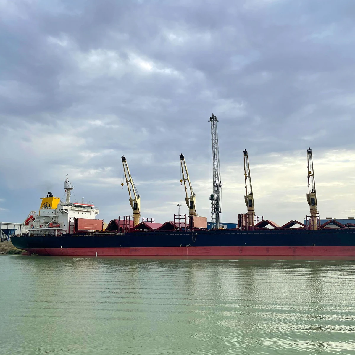 Llega el «Orient Tide», uno de los mayores buques mercantes que atraca en el Puerto de Sevilla