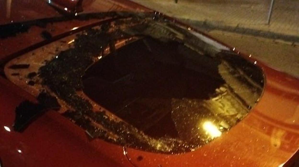 Un taxista destroza los cristales de un Uber en Sevilla con el conductor y una clienta dentro