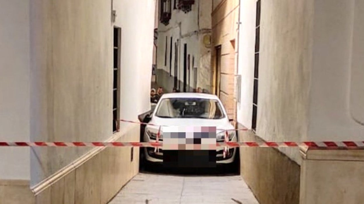 Le persigue la Policía y queda 'encasquetado' con su coche en un callejón estrecho de Écija