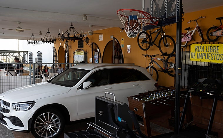 Imagen principal - «Hasta en Australia conocen la &#039;locura&#039; de esta cesta de Navidad»