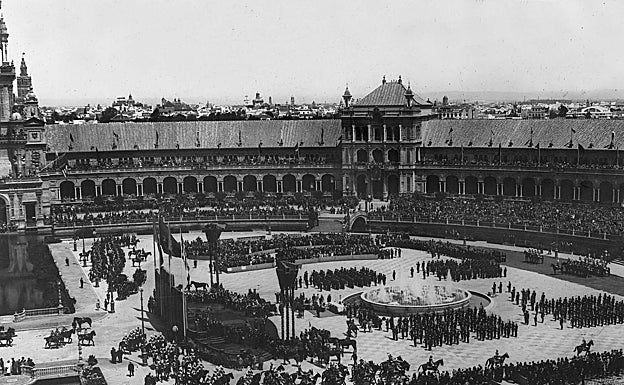 Fotografía de la inauguración en la Plaza de España, en el año 1929