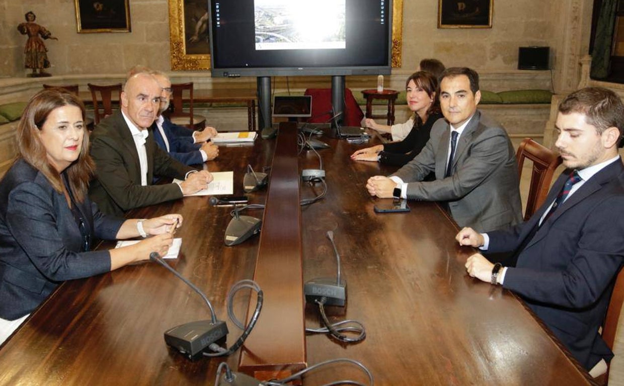 Ambas administraciones se han reunido este miércoles en la Sala Capitular Alta del Ayuntamiento de Sevilla