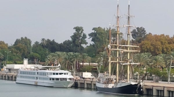 El buque escuela sueco 'Gunila' atraca en el Puerto de Sevilla