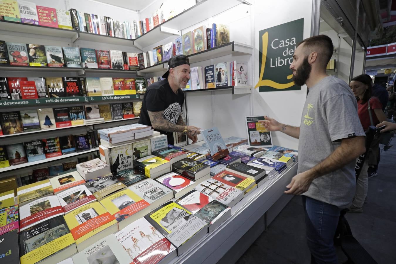Numerosas personas se acercaron el primer día a la Feria del Libro en la plaza Nueva