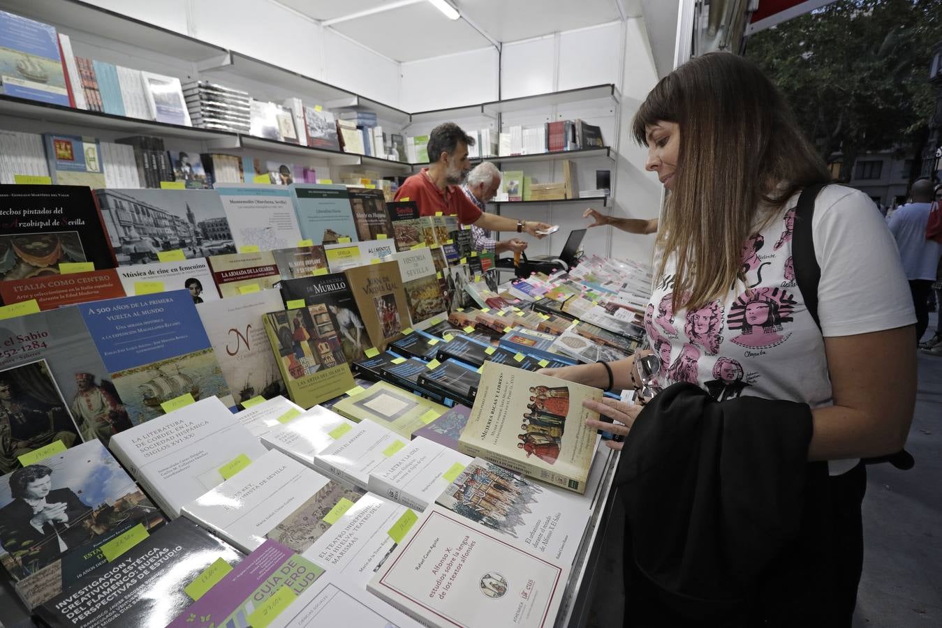 Numerosas personas se acercaron el primer día a la Feria del Libro en la plaza Nueva