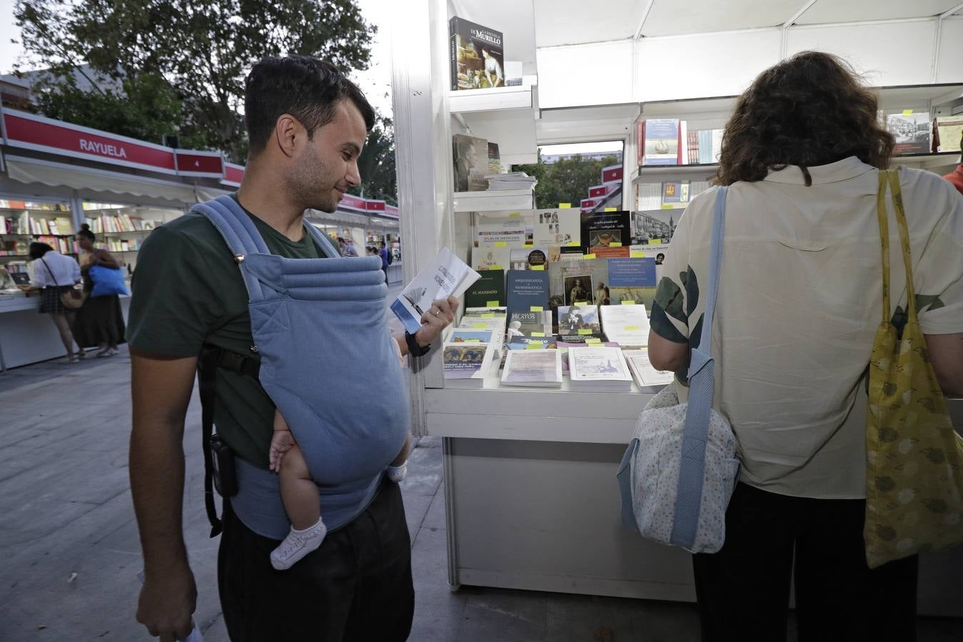 Numerosas personas se acercaron el primer día a la Feria del Libro en la plaza Nueva