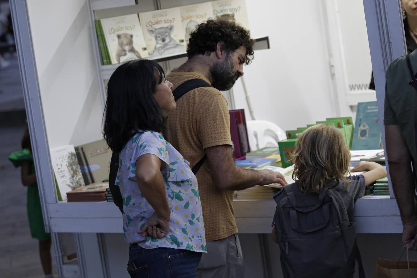 Numerosas personas se acercaron el primer día a la Feria del Libro en la plaza Nueva