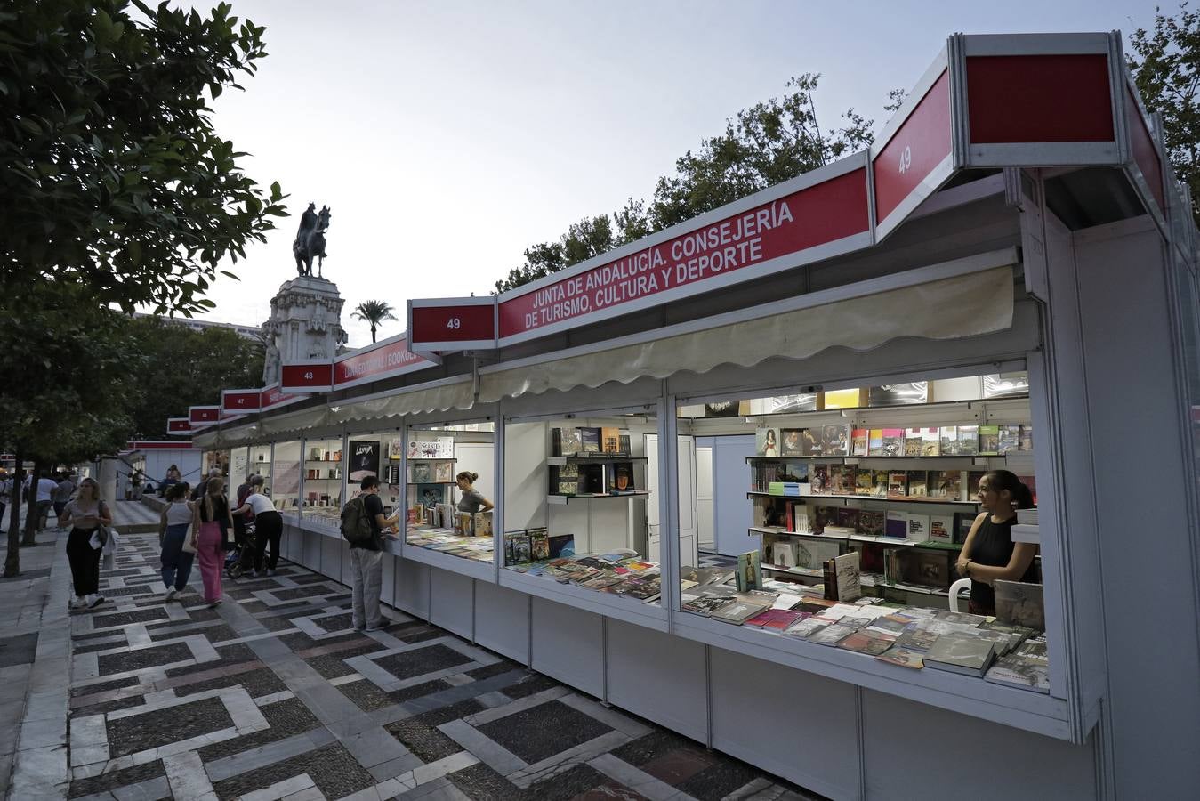 Numerosas personas se acercaron el primer día a la Feria del Libro en la plaza Nueva