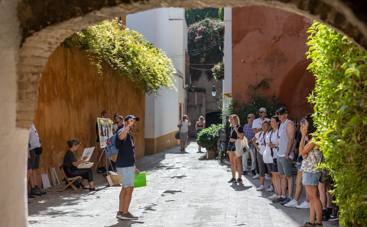 Los turistas permanecen atentos a un guía