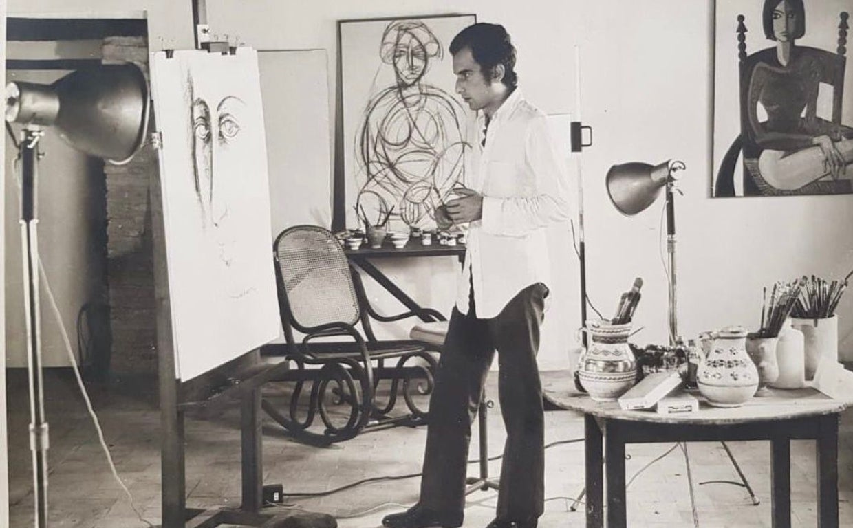 En la imagen, una foto de juventud de Salinas en su estudio