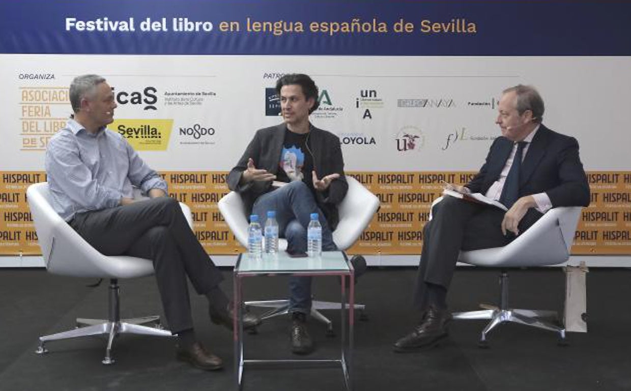 Alberto García Reyes, Rodrigo Cortés y Álvaro Rodríguez Guitart, durante el acto celebrado en la Feria del Libro de Sevilla