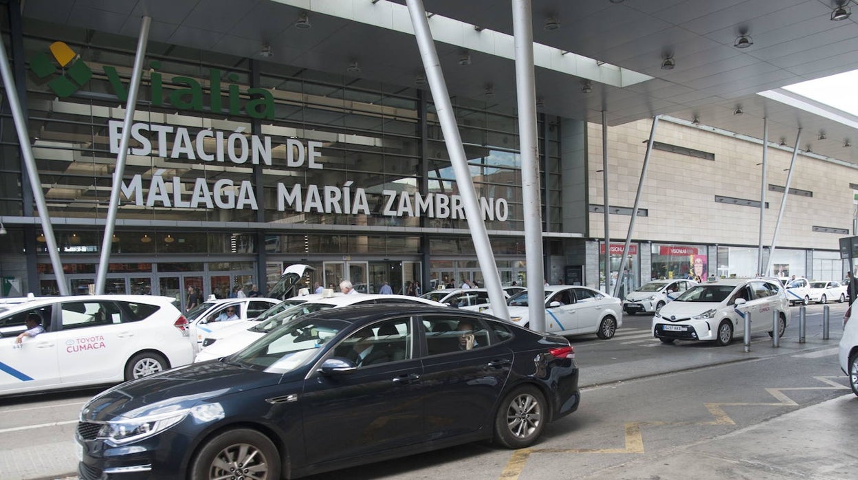 La patronal de VTC y sindicatos firman el primer convenio laboral de Andalucía para 8.000 profesionales