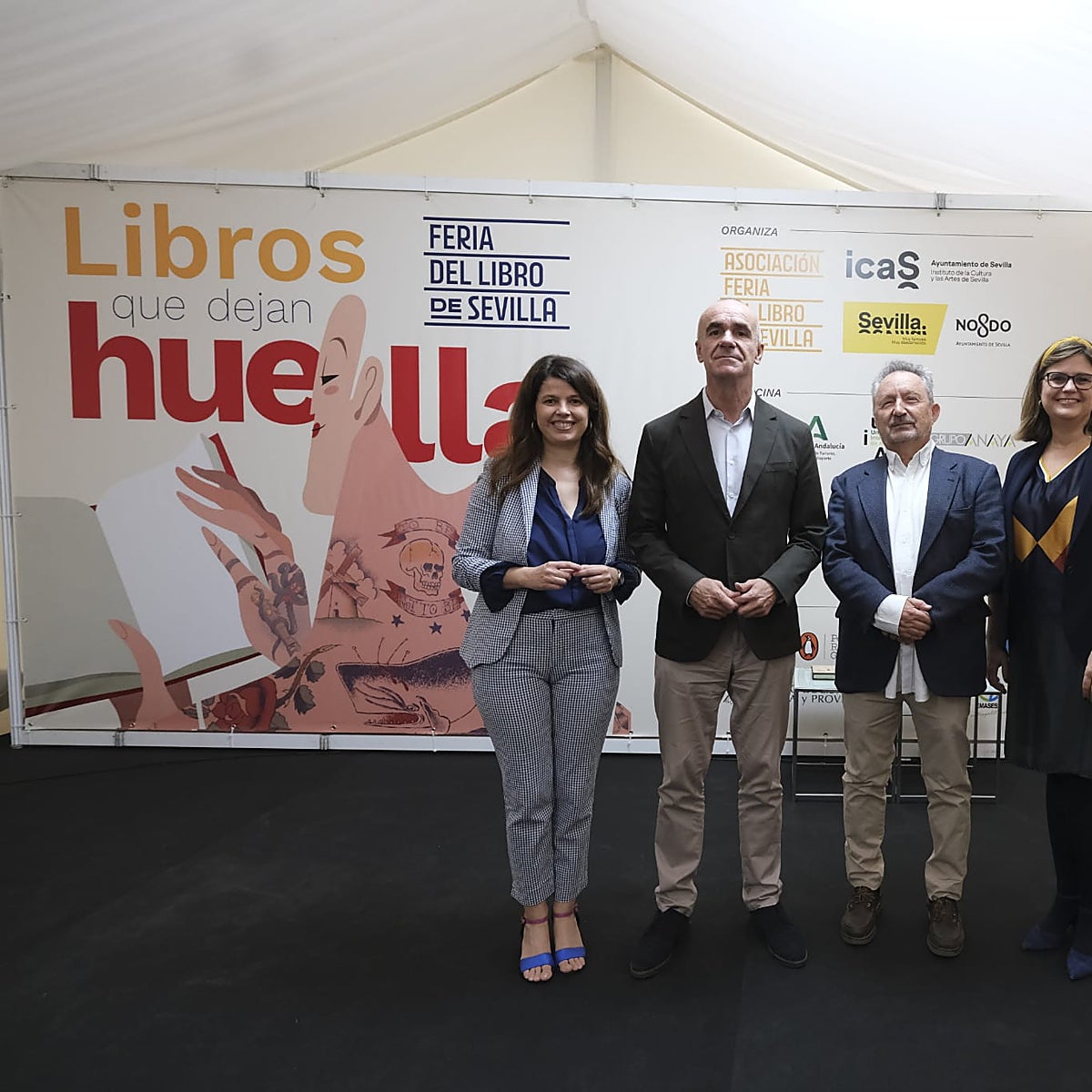 El editor Abelardo Linares, la catedrática Lola Pons y la Asociación Entre Amigos, premios Feria del Libro 2022