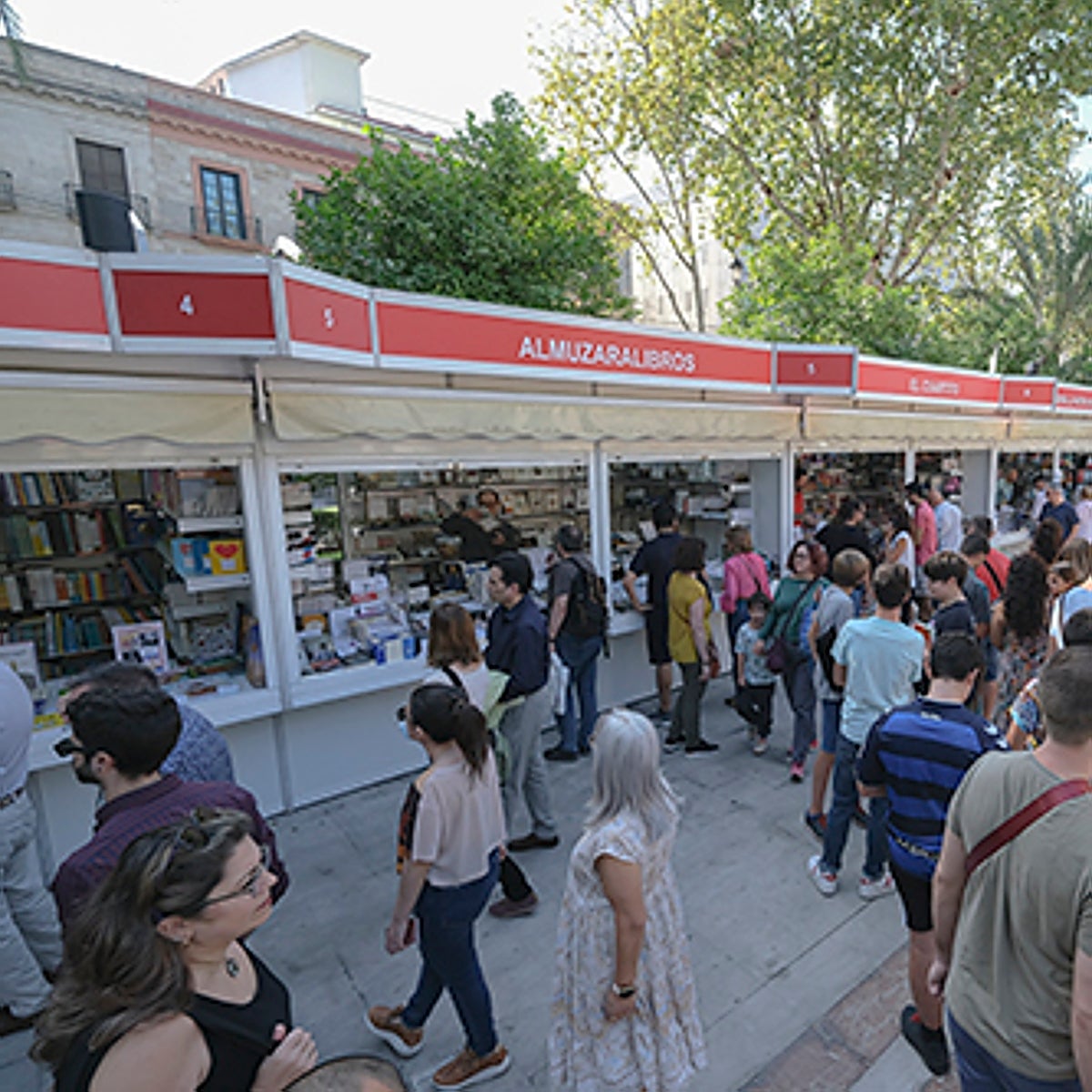 Jornada de mucho público en la Feria del Libro de Sevilla con buen nivel de ventas