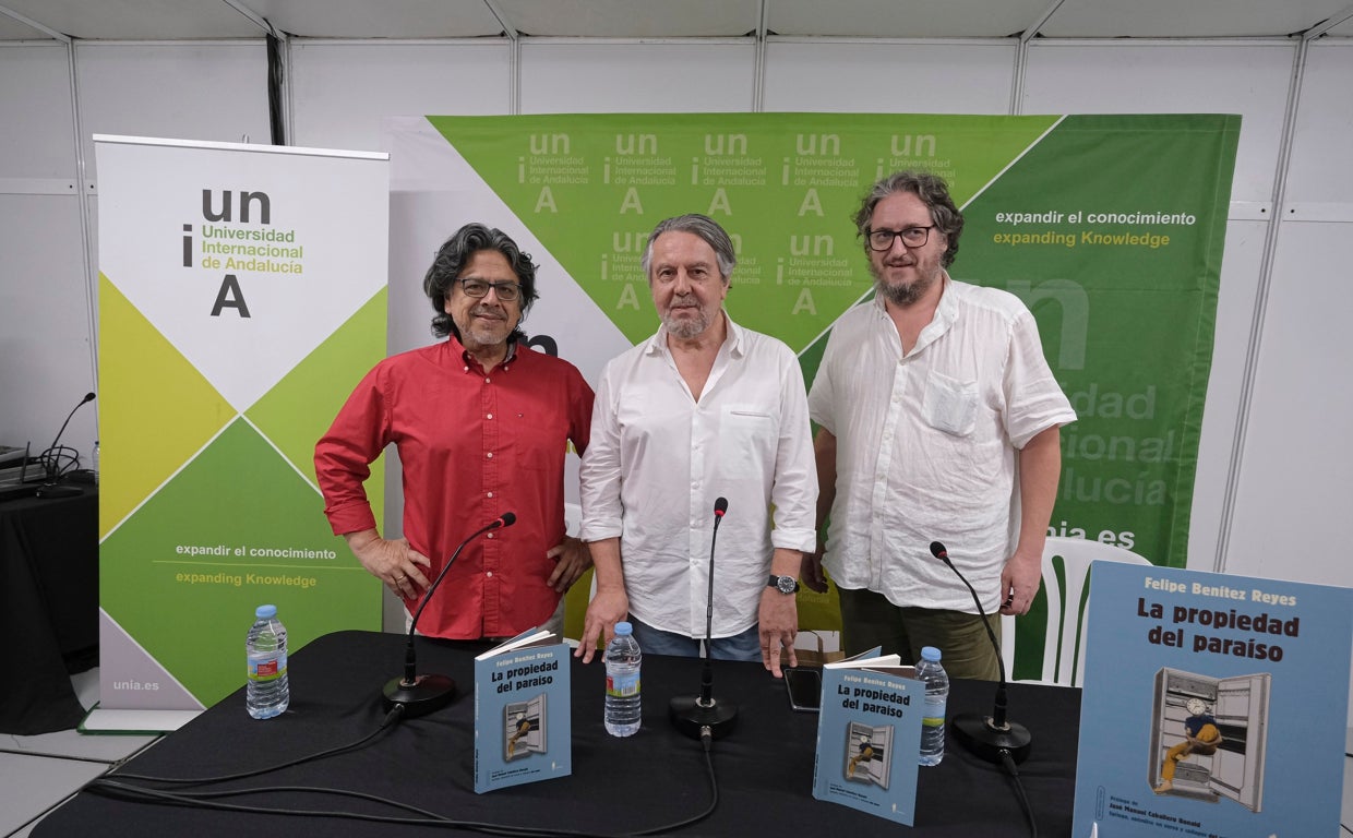 Felipe Benítez Reyes entre el escritor Fernando Iwasaki y el editor de El Paseo, David González