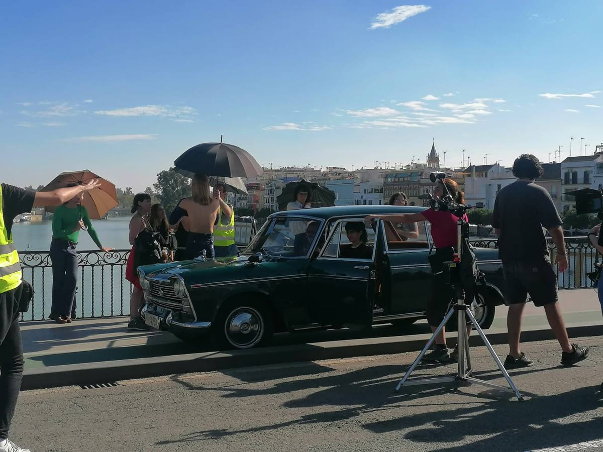 Rodaje de la película 'Te estoy amando locamente' en el Puente de Triana este martes