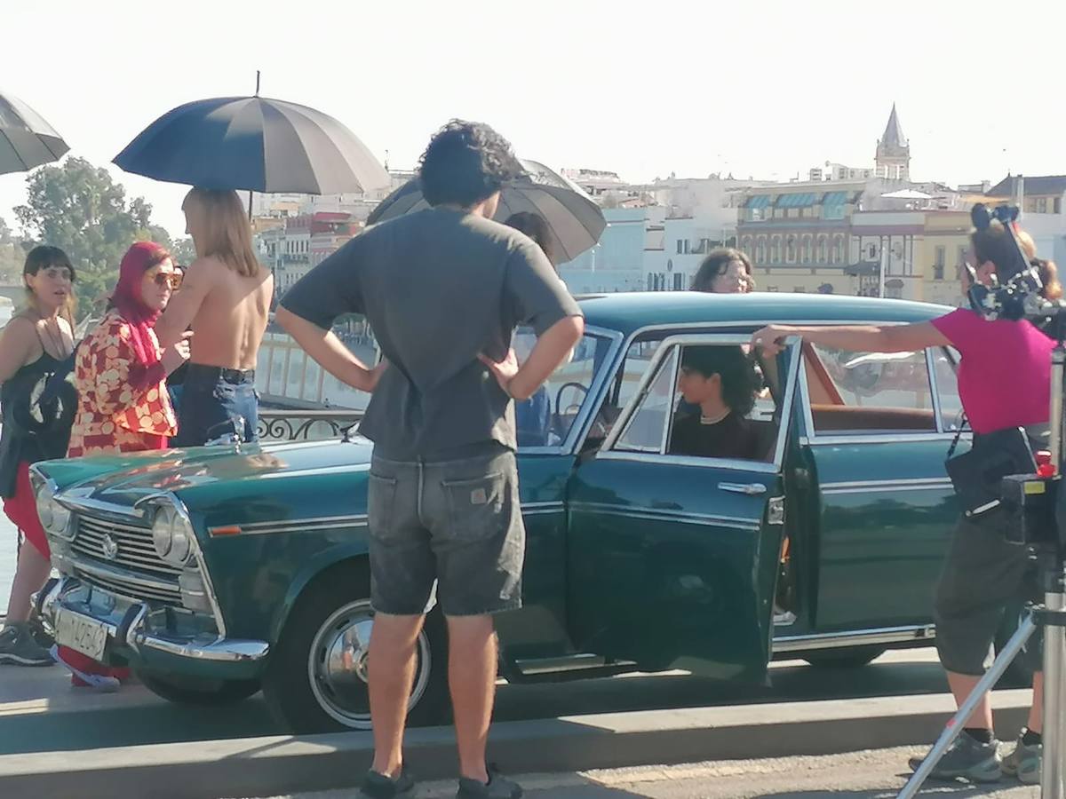 Rodaje de la película 'Te estoy amando locamente' en el Puente de Triana este martes