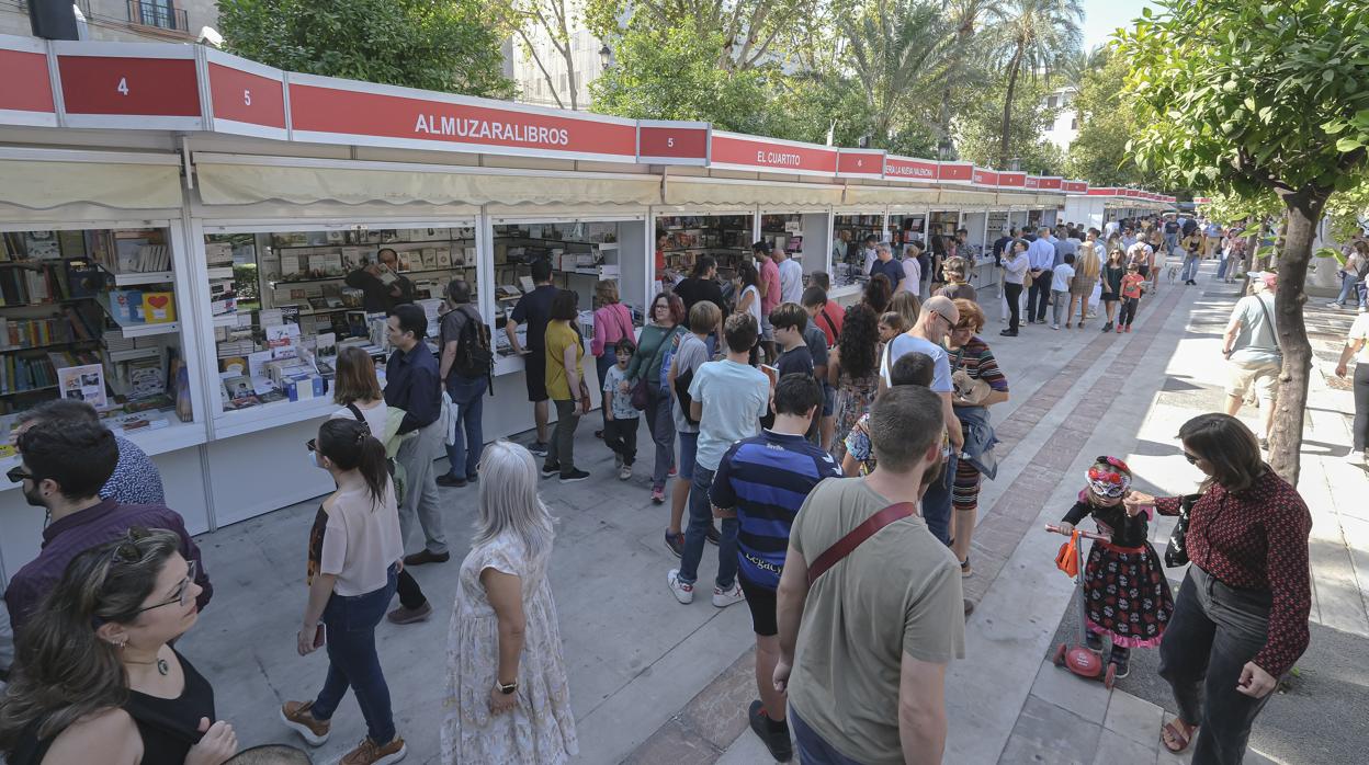 Jornada de mucho público en la Feria del Libro de Sevilla con buen nivel de ventas