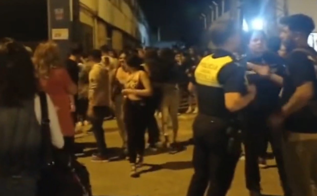 Un agente de la Policía Local en la salida de la fiesta de la sala Music