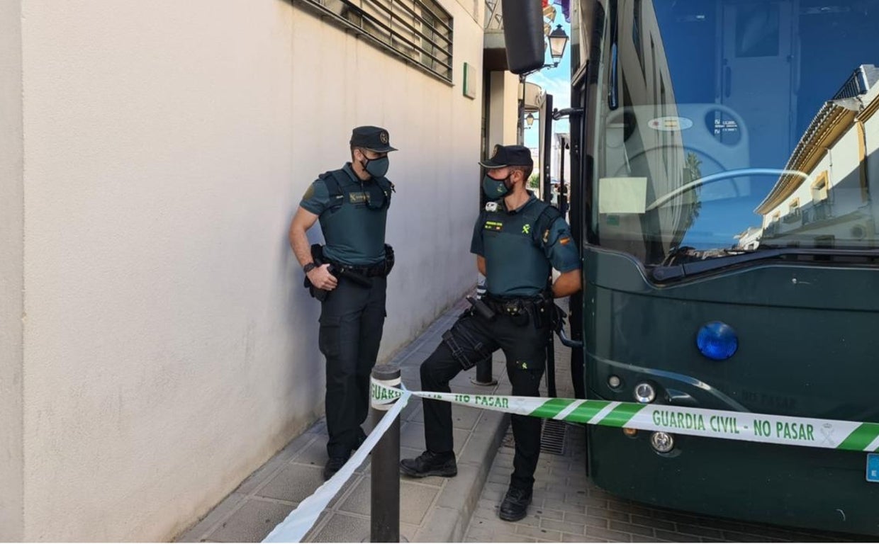 Agentes de la Guardia Civil en los juzgados de Sanlúcar la Mayor, en una imagen de archivo