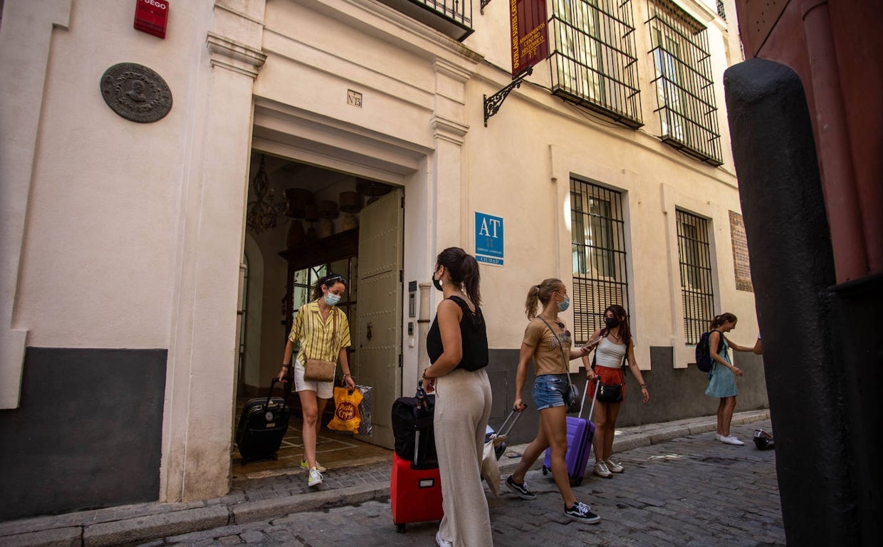 Ajetreo de tuirstas en un hotel del centro de Sevilla.
