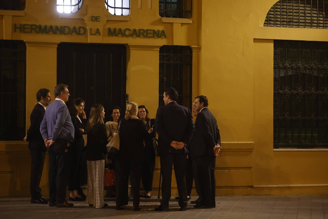 Los familiares de los generales Queipo de Llano y Bohórquez en la entrada de la hermandad de la Macarena