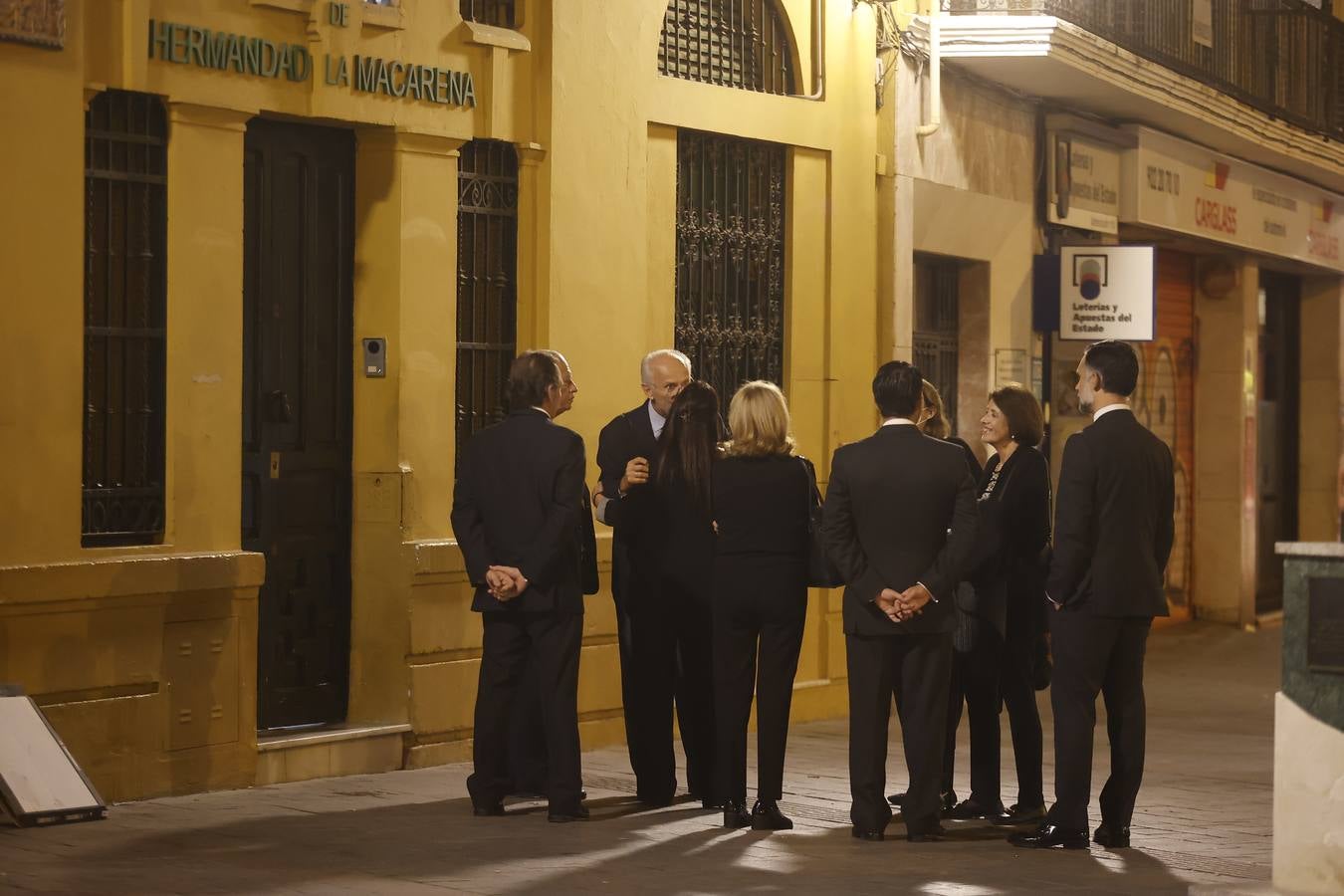 Los familiares de los generales Queipo de Llano y Bohórquez en la entrada de la hermandad de la Macarena