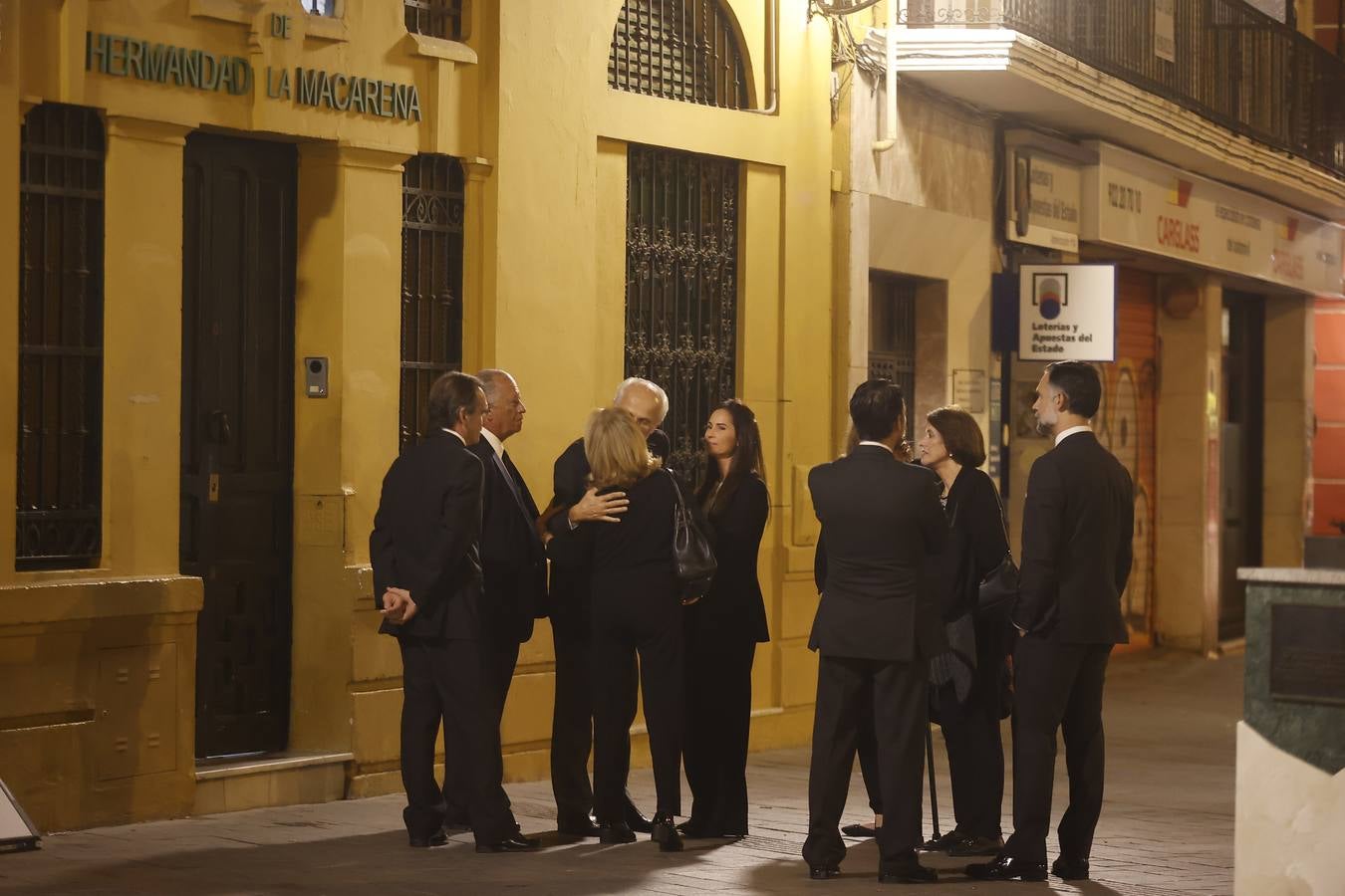 Los familiares de los generales Queipo de Llano y Bohórquez en la entrada de la hermandad de la Macarena