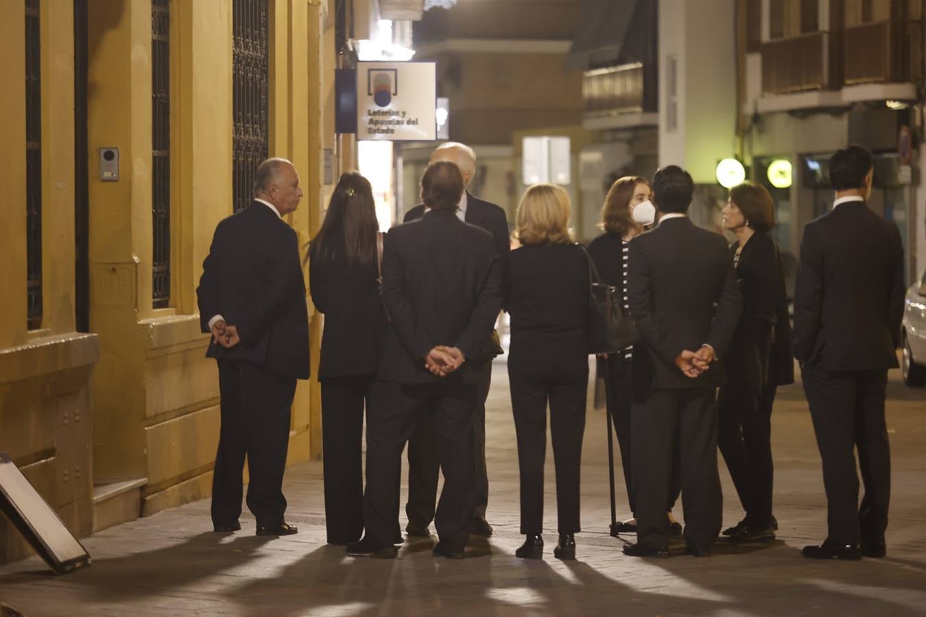 Los familiares de los generales Queipo de Llano y Bohórquez en la entrada de la hermandad de la Macarena