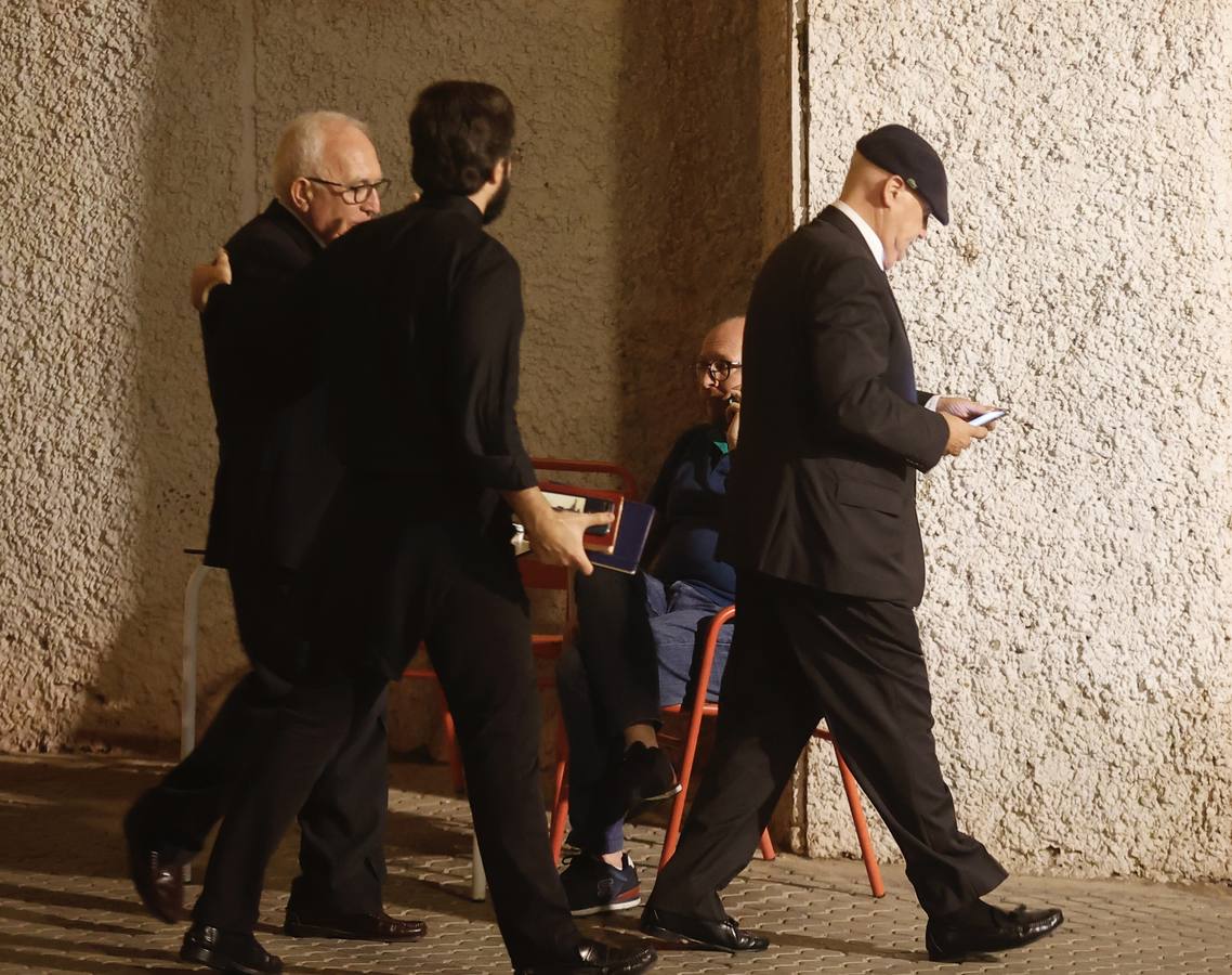 Los familiares de los generales Queipo de Llano y Bohórquez en la entrada de la hermandad de la Macarena