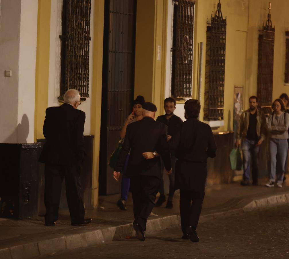 Los familiares de los generales Queipo de Llano y Bohórquez en la entrada de la hermandad de la Macarena