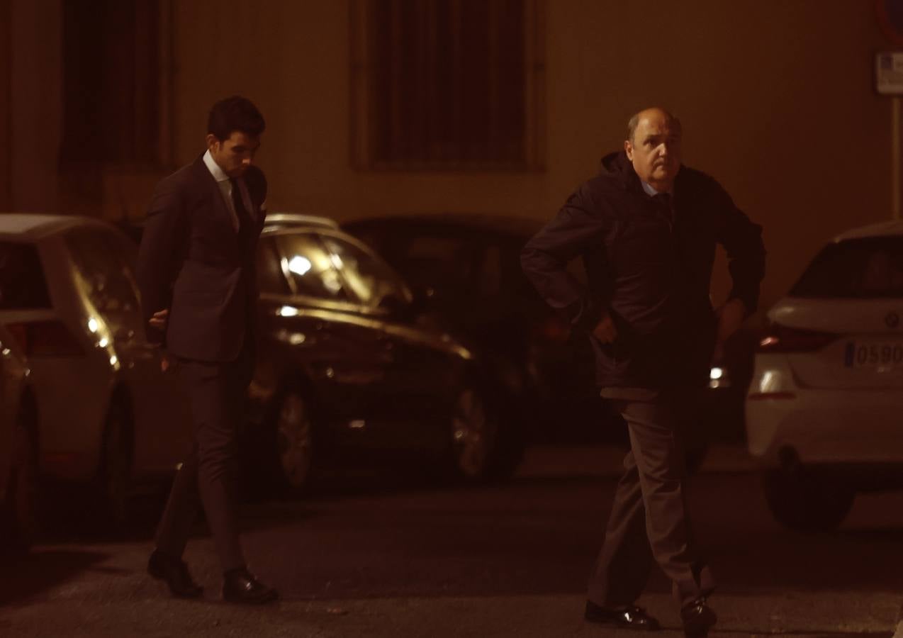 Los familiares de los generales Queipo de Llano y Bohórquez en la entrada de la hermandad de la Macarena