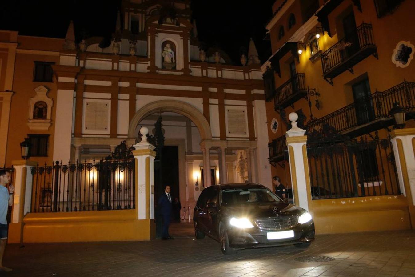 El coche fúnebre llega a la Basílica de la Macarena