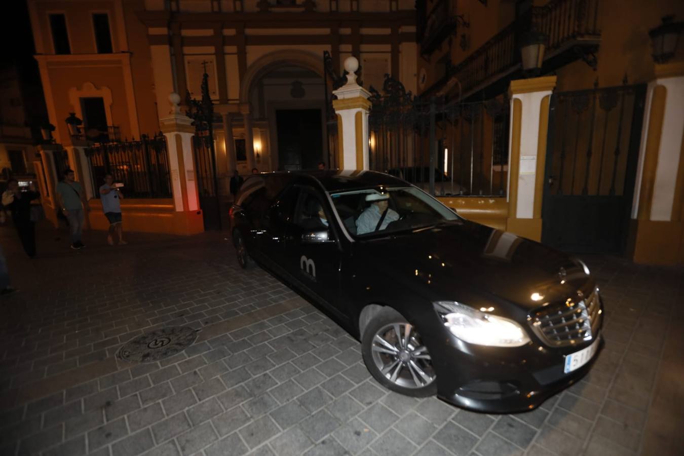 El coche fúnebre llega a la Basílica de la Macarena