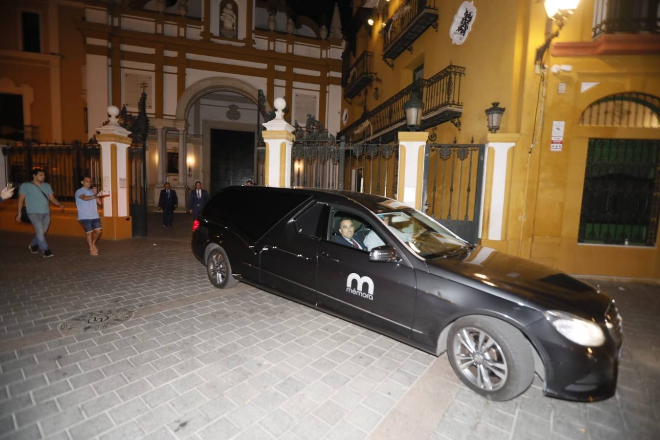 El coche fúnebre llega a la Basílica de la Macarena