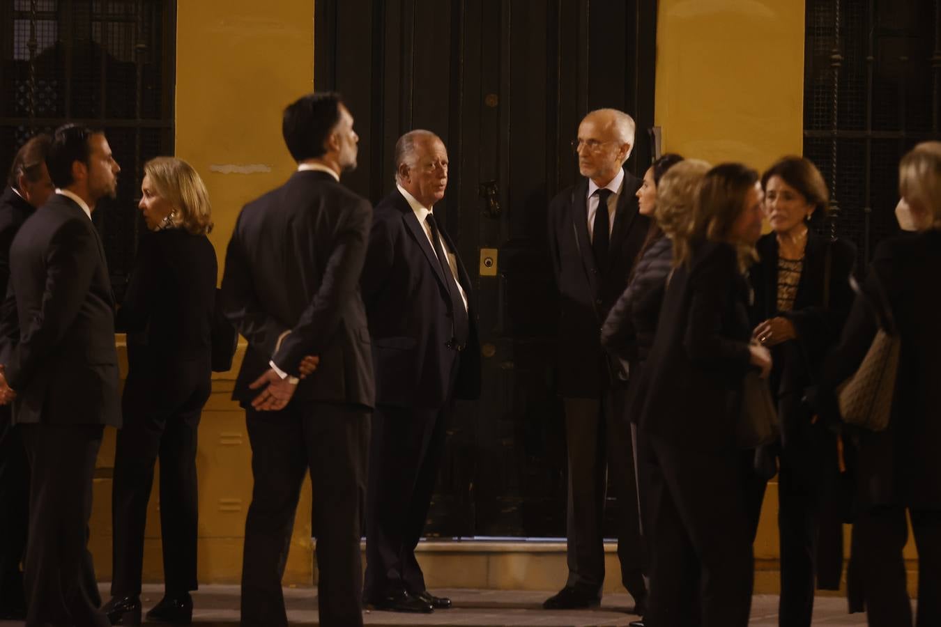 Los familiares de los generales Queipo de Llano y Bohórquez en la entrada de la hermandad de la Macarena