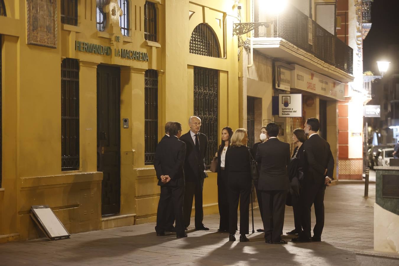 Los familiares de los generales Queipo de Llano y Bohórquez en la entrada de la hermandad de la Macarena