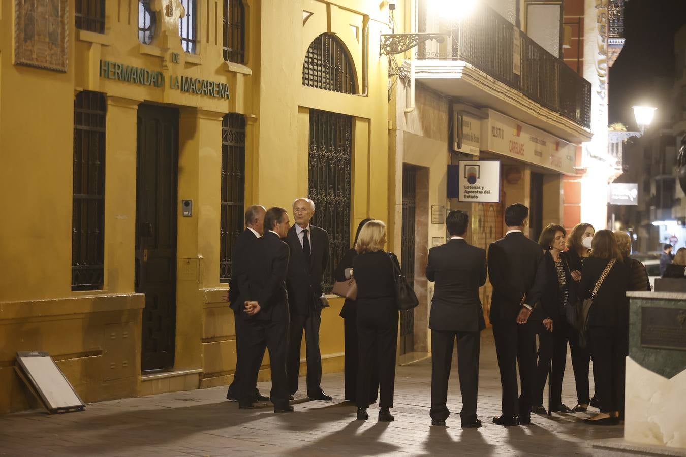 Los familiares de los generales Queipo de Llano y Bohórquez en la entrada de la hermandad de la Macarena