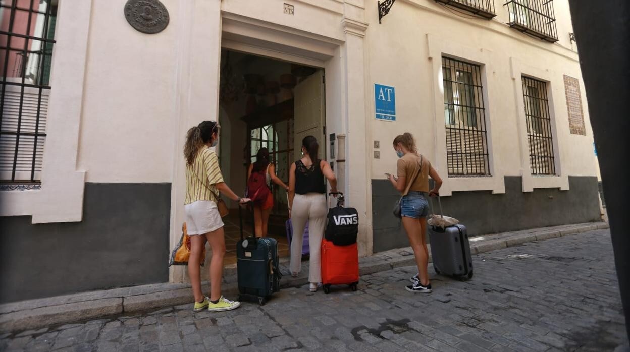 Los hoteleros de Sevilla, sobre la tasa: «Lamentamos que seamos nosotros quienes tengamos que cobrarlo»