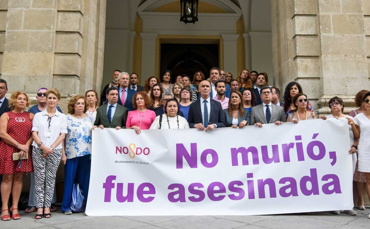 Concentración de repulsa ante el Ayuntamiento de Sevilla por el asesinato de una mujer