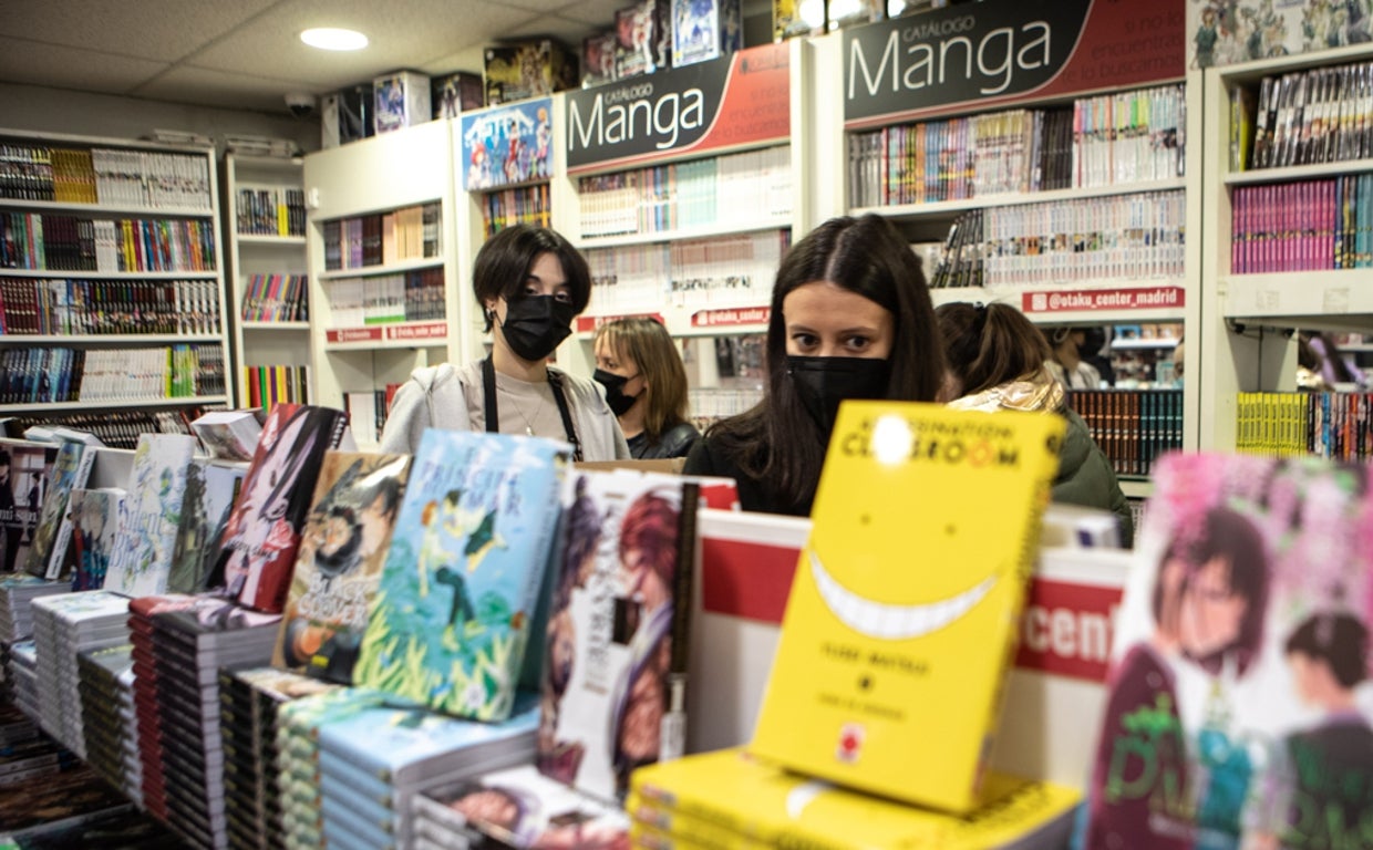 Varias personas en una librería