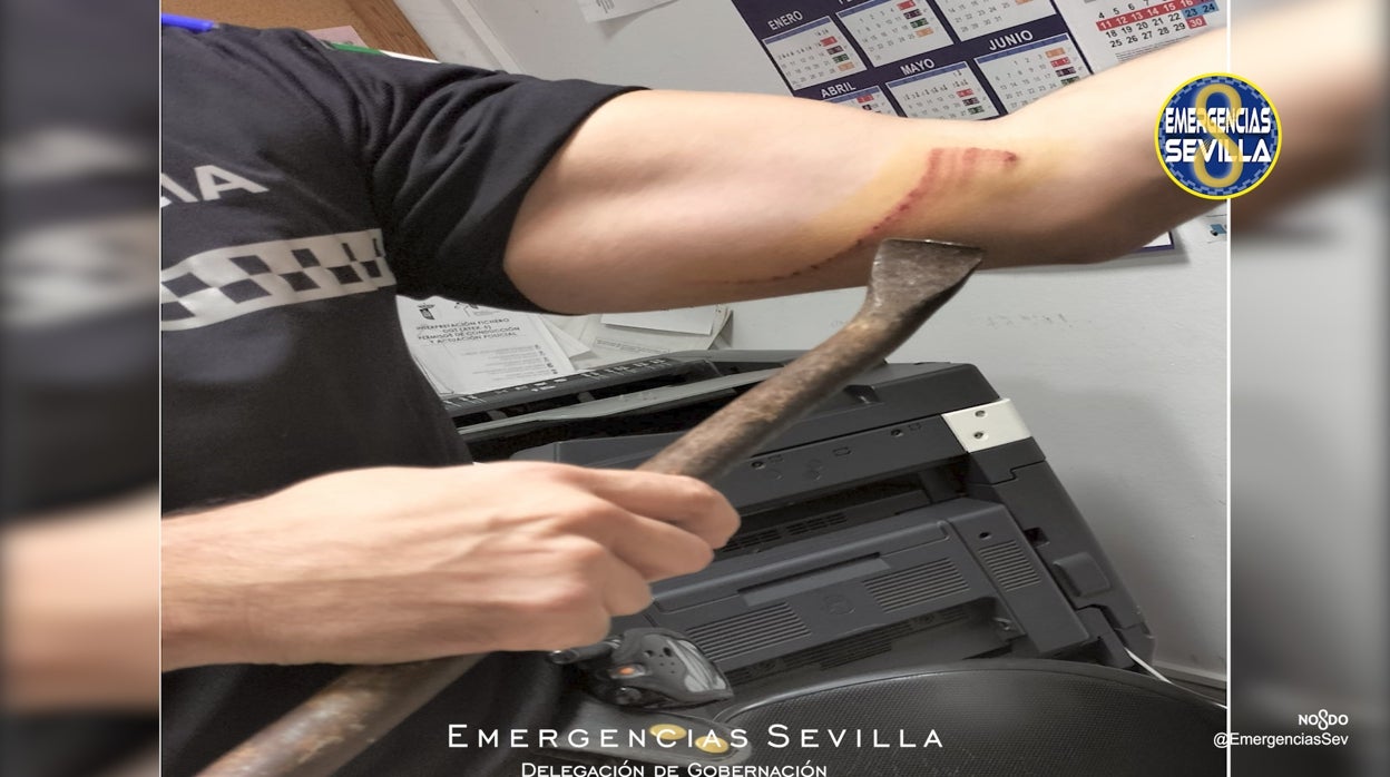 La Policía de Sevilla detiene a tres personas y denuncia a otras tres por agredir a los agentes para evitar la detención de uno de ellos