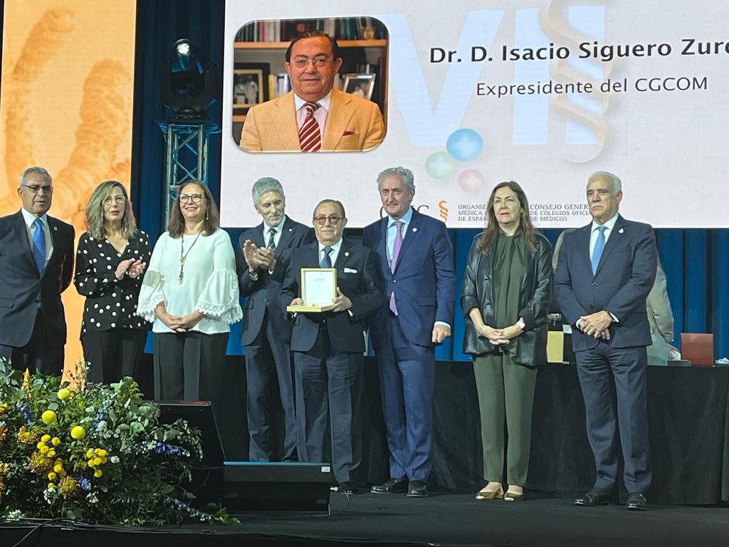 El médico Isacio Siguero recibe el emblema de oro y es nombrado Colegiado de Honor