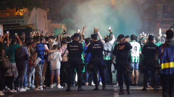 Vecinos del Parque Guadaíra protestan por los efectos de la previa del derbi