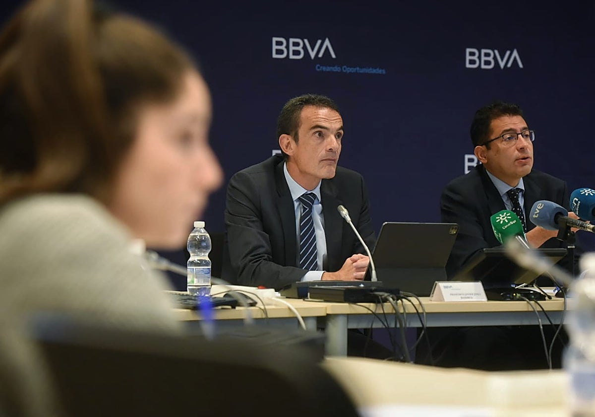 Francisco Javier Jerez, director de la Territorial Sur de BBVA, y Miguel Cardoso, economista jefe para España de BBVA Research