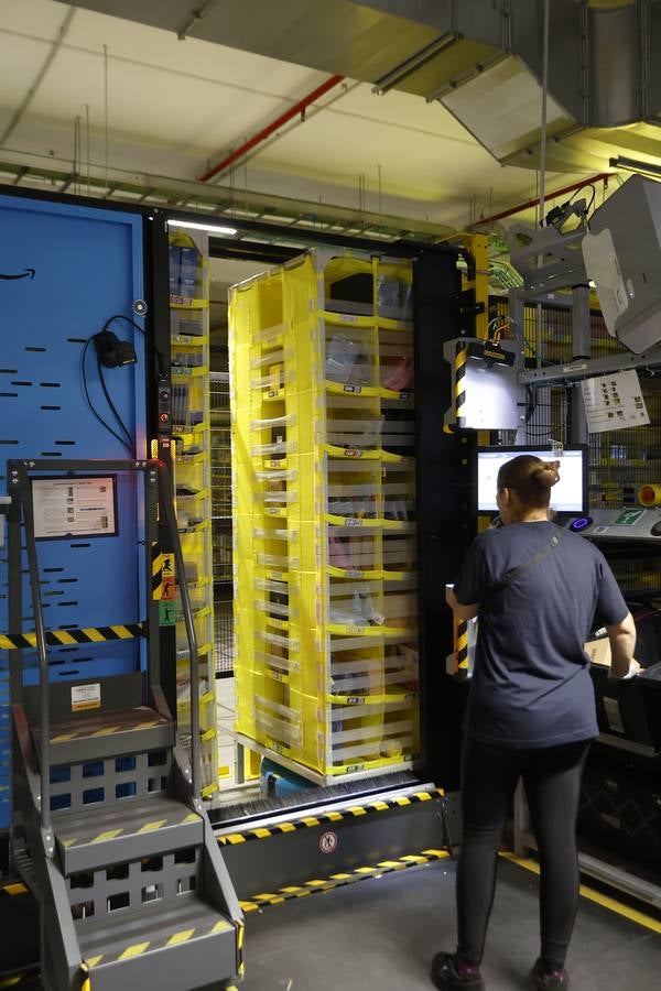 Reportaje gráfico del centro logísitico de Amazon en Sevilla